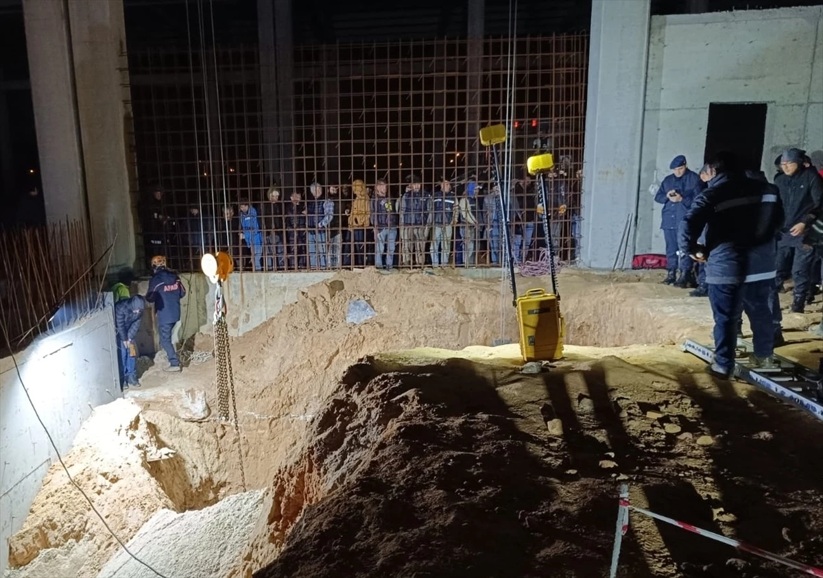 Tekirdağ Ergene\'de inşaat göçüğü: 2 işçiden biri kurtarıldı