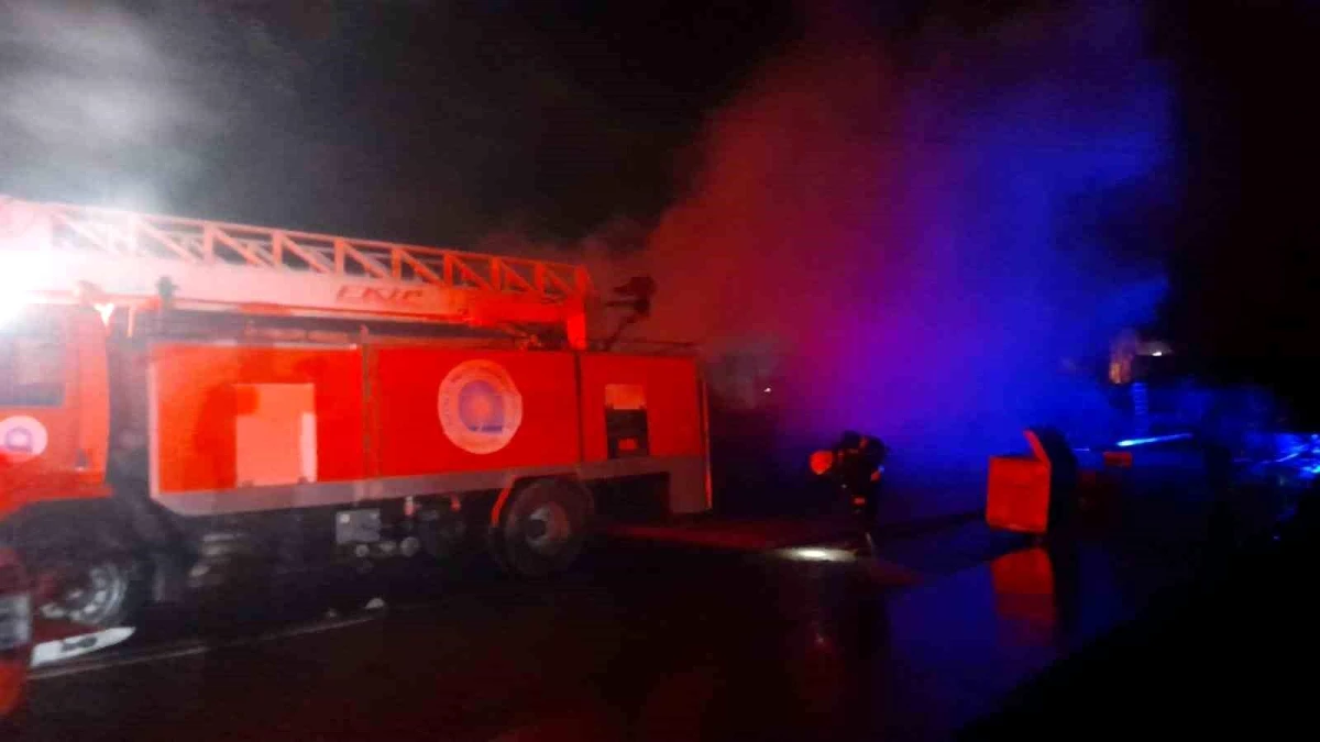 Antalya Gazipaşa\'da Toptancı Hali\'nde Yangın Kontrol Altına Alındı
