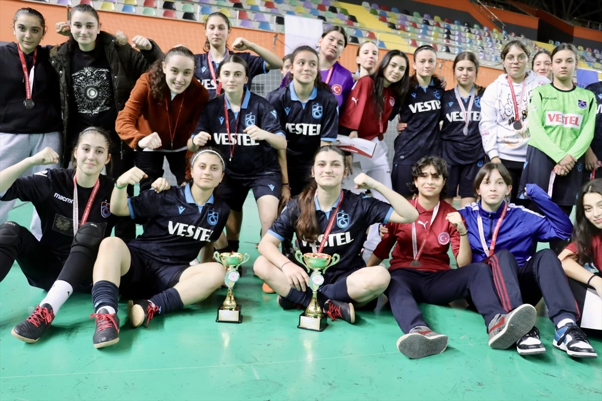 Trabzonspor Kadın Futbol Takımı Altyapısındaki Genç Futbolcu Mikrocerrahi Operasyonla Kurtuldu