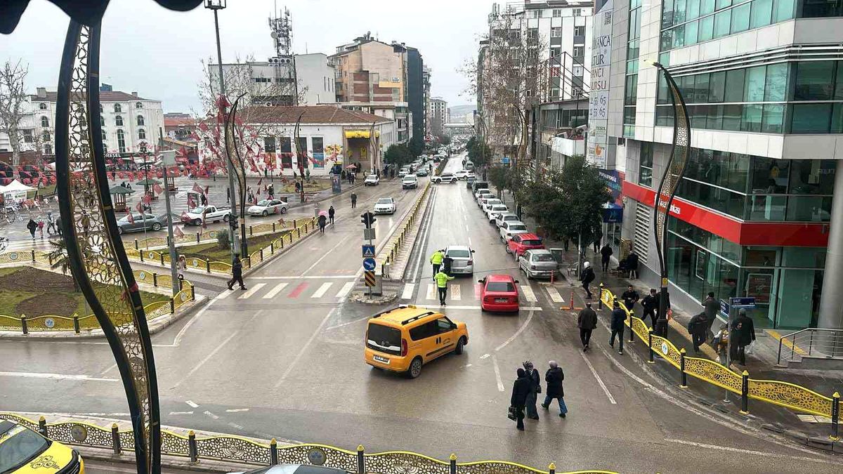Elazığ\'da Polis Ekipleri Arızalanan Araca Yardım Etti