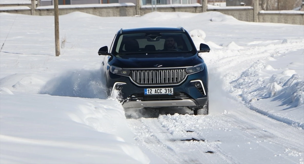 Türkiye\'nin yerli otomobili Togg, Karlıova\'da karlı yollarda test sürüşü yapıldı