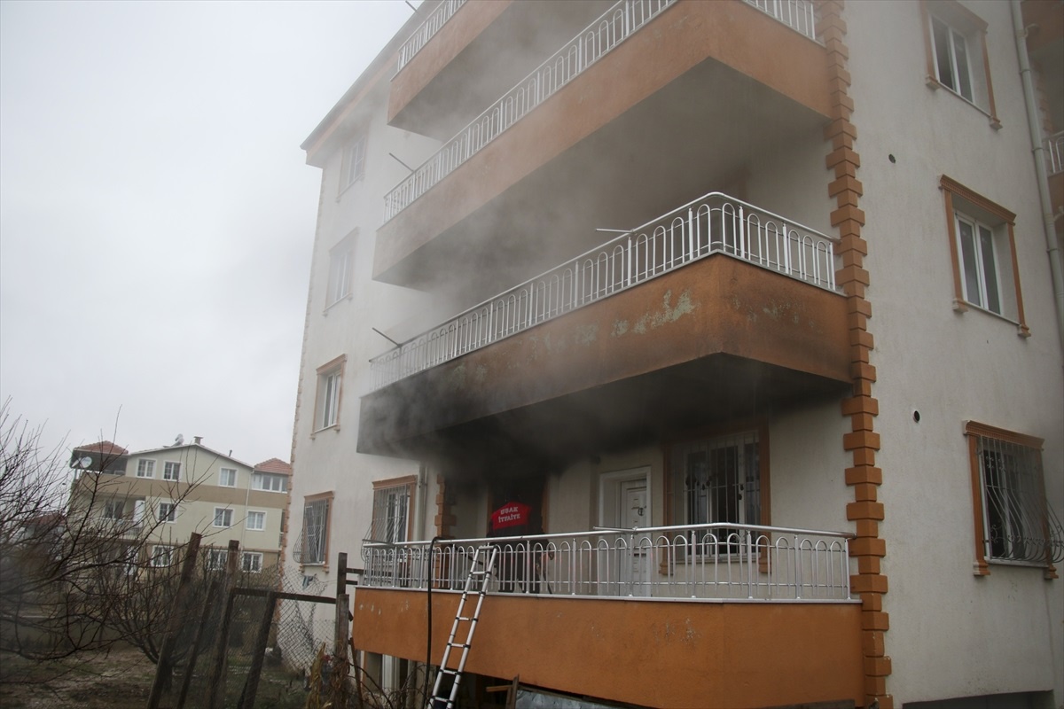 Uşak\'ta apartmanda çıkan yangında bir kişi dumandan etkilendi