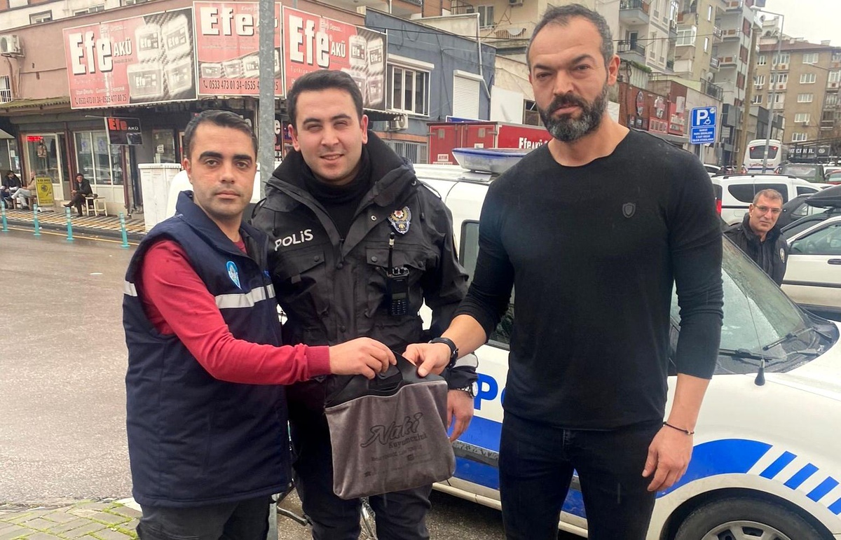Manisa Büyükşehir Belediyesi iştiraki MANULAŞ A.Ş., unutulan çantayı sahibine teslim etti