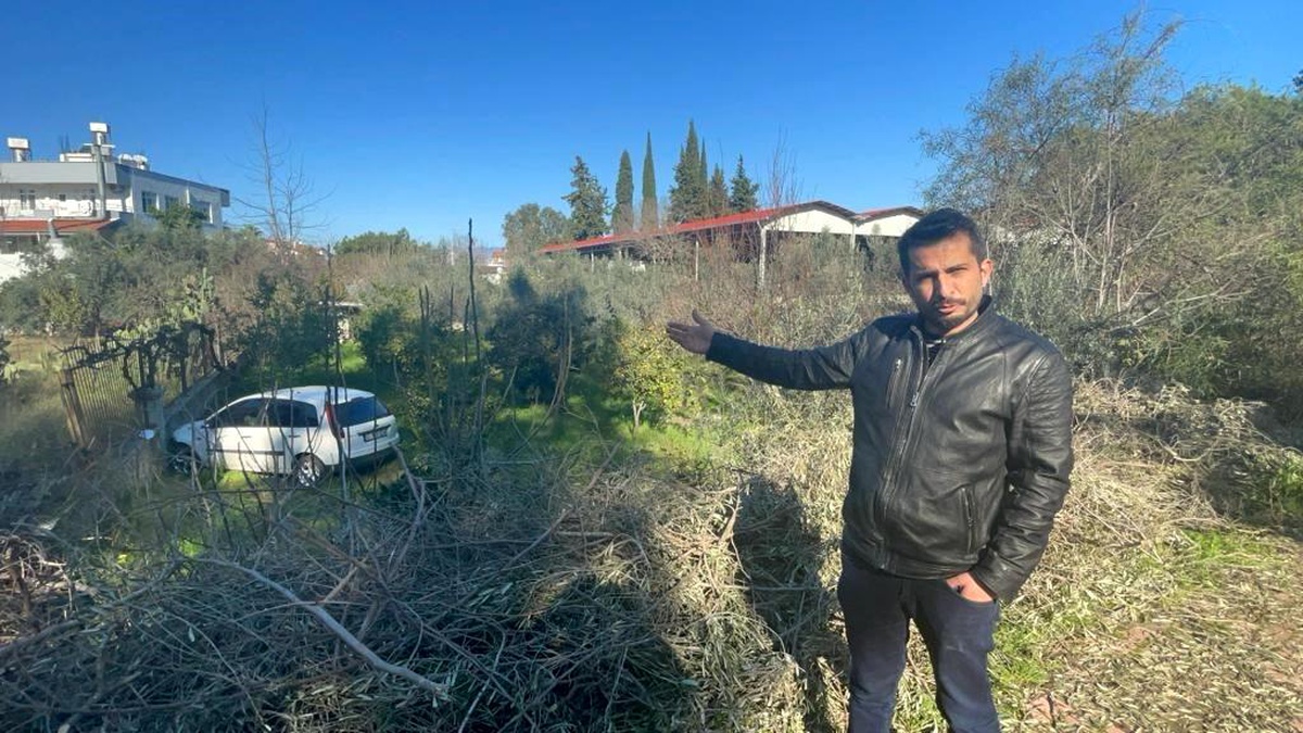 Antalya\'da otomobil bahçeye uçtu: Sürücü hafif yaralandı