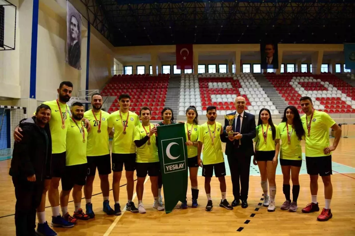 Balıkesir Üniversitesi Öğrenci Toplulukları Voleybol Turnuvası Sonuçlandı