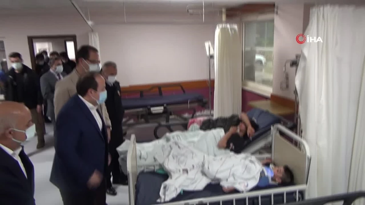 Mersin Valisi, Aydıncık\'taki otobüs kazasında yaralananları ziyaret etti
