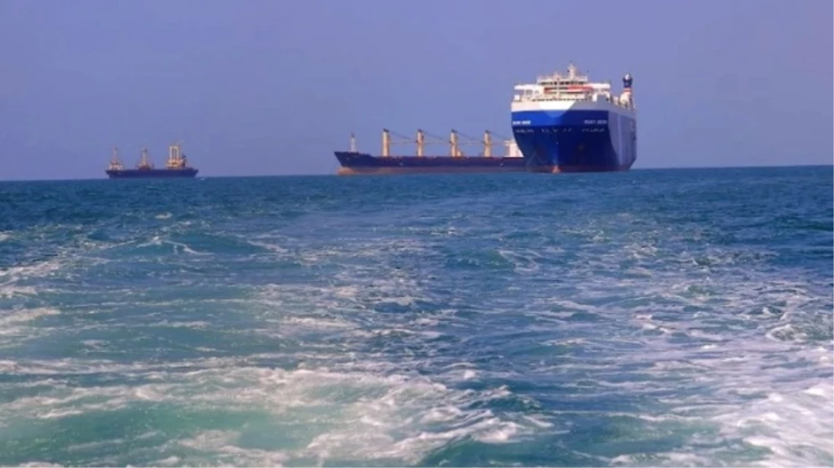 Yunanistan\'a ait yük gemisi Kızıldeniz\'de füzeli saldırıya uğradı