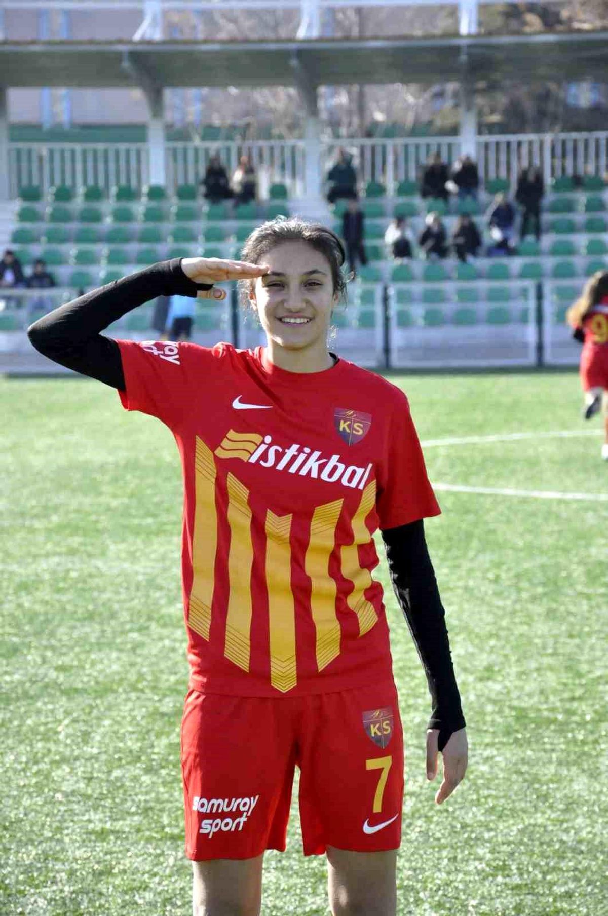 Zeynep Bilir\'den gol sonrası asker selamı