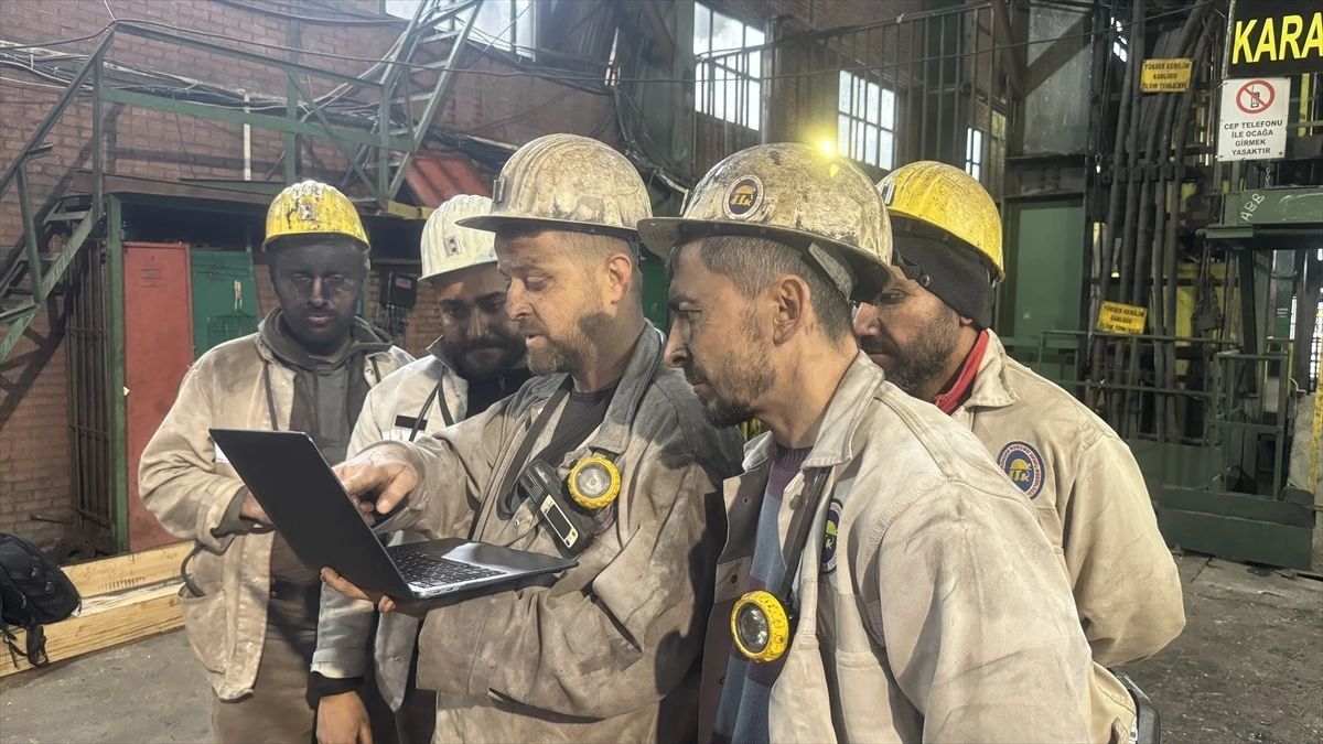 Zonguldak\'ta Maden İşçileri, 2023\'e Damga Vuran Olayların Fotoğraflarını İnceledi