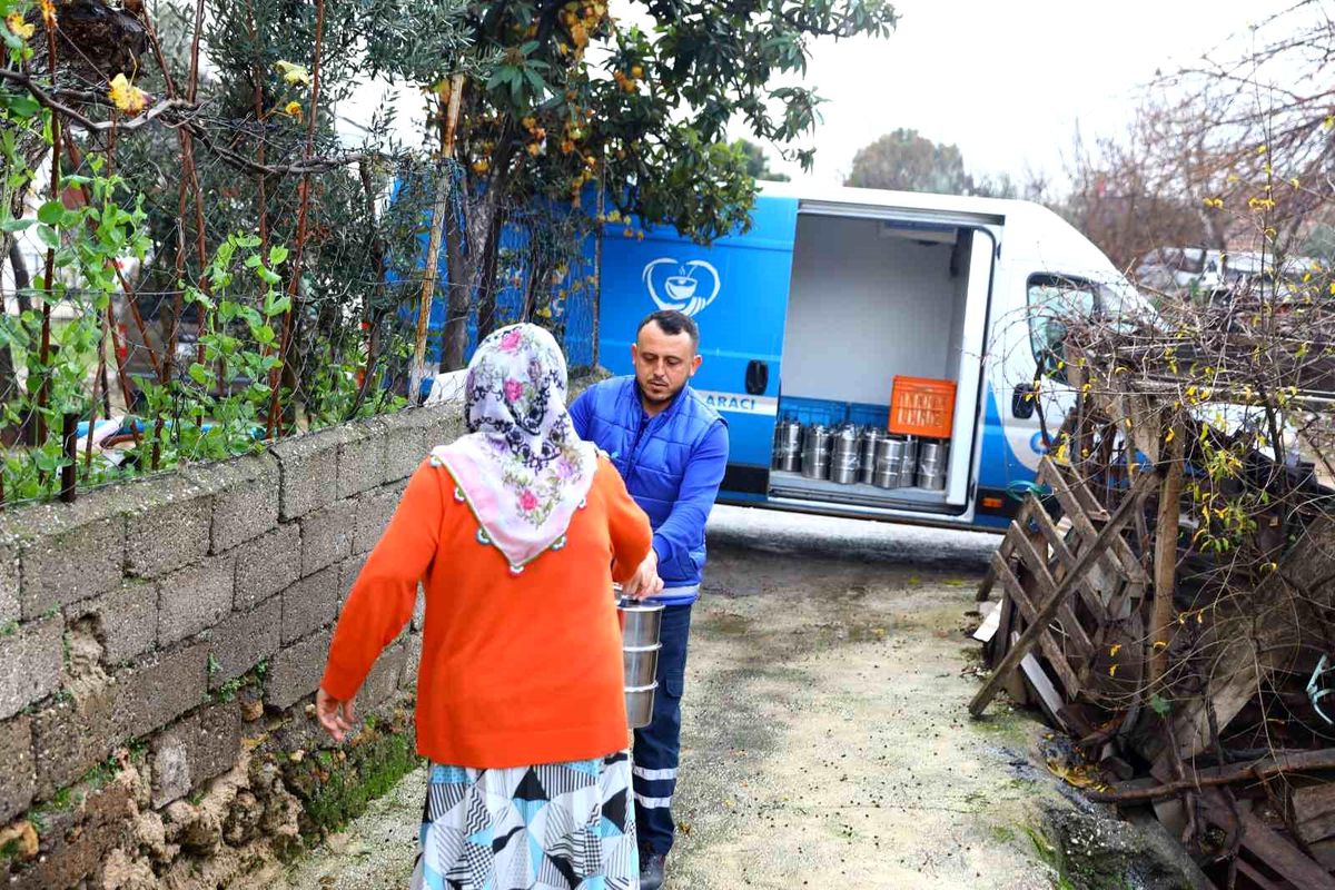 Antalya Büyükşehir Belediyesi, İhtiyaç Sahiplerine Sıcak Yemek Ulaştırıyor