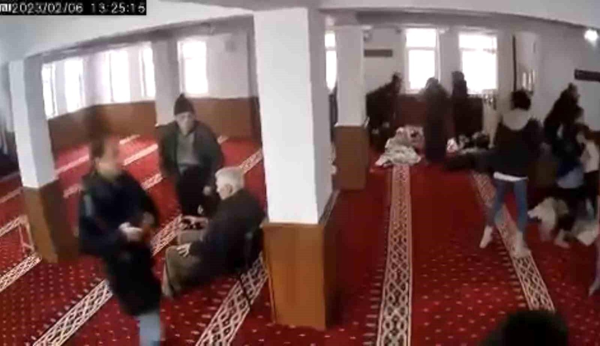 Malatya\'da yaşanan depremde camide yakalanan vatandaşların panik anları görüntülendi