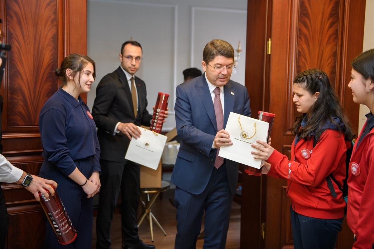 Adalet Bakanı Yılmaz Tunç, ortaokul öğrencilerine Türkiye\'nin uzay üssü olacağını söyledi
