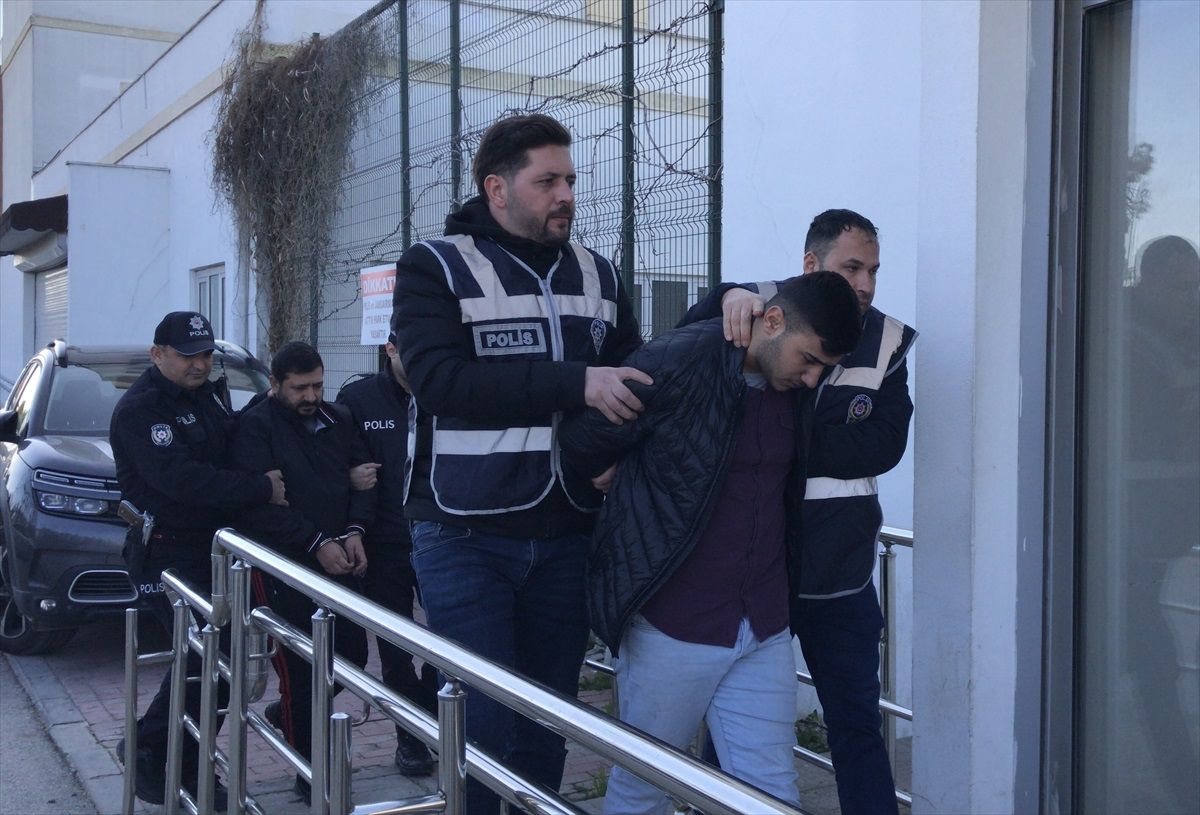 Adana\'da 6 silah ve 2 bin 423 uyuşturucu hap ele geçirildi, 1 zanlı tutuklandı