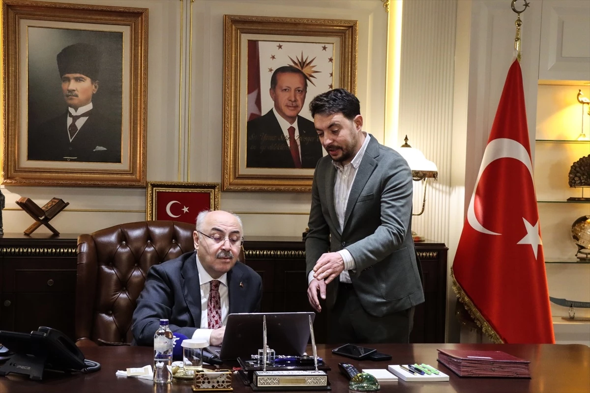 Adana Valisi Yavuz Selim Köşger, Anadolu Ajansı\'nın \'Yılın Kareleri\' oylamasına katıldı