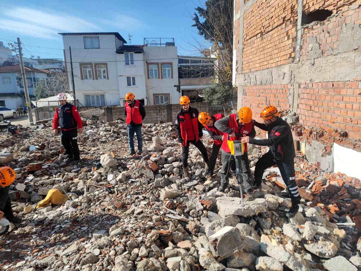 Adıyaman\'da Kurtarma Ekibi Deprem ve Doğal Afet Tatbikatı Gerçekleştirdi