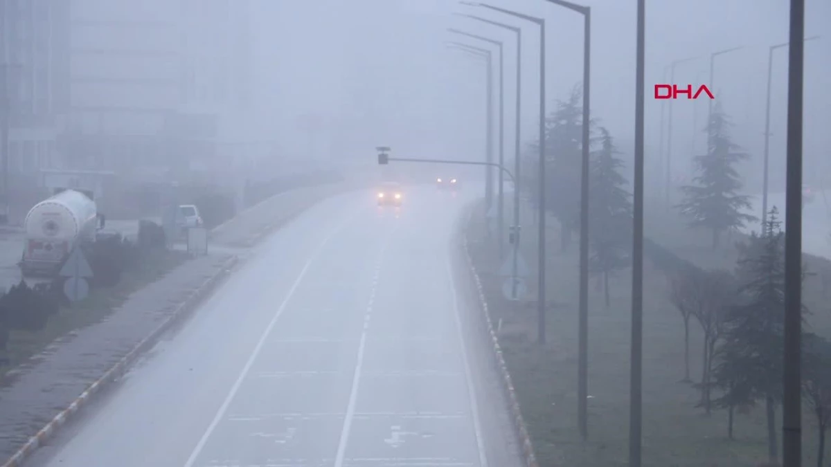 Antalya Karayolu\'ndaki sis sürücülere zor anlar yaşattı