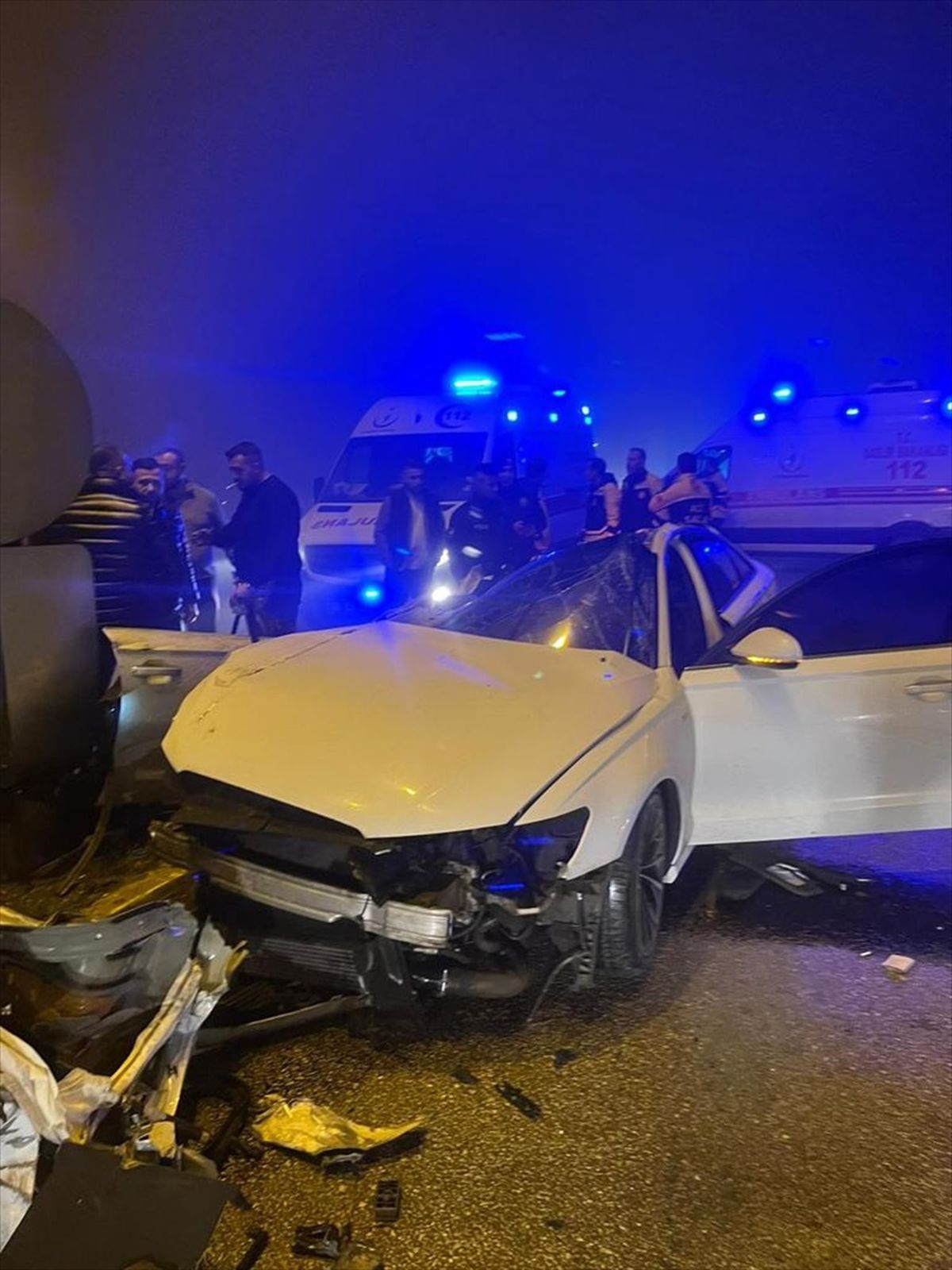 Afyonkarahisar\'da Kırmızı Işıkta Bekleyen Tıra Arkadan Çarpan Otomobilde Bir Kişi Hayatını Kaybetti