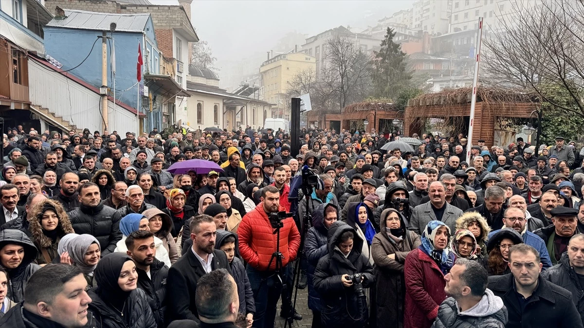 AK Parti Artvin Belediye Başkan Adayı Mehmet Kocatepe, Kalabalık Bir Grup Tarafından Karşılandı