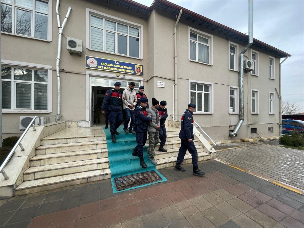 Malatya\'da Telefon Kablosu Hırsızlığından Yakalanan Şüphelilerden Birisi Tutuklandı