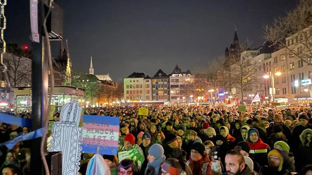 Almanya\'da Irkçılığa Karşı Gösteriye 30 Bin Kişi Katıldı