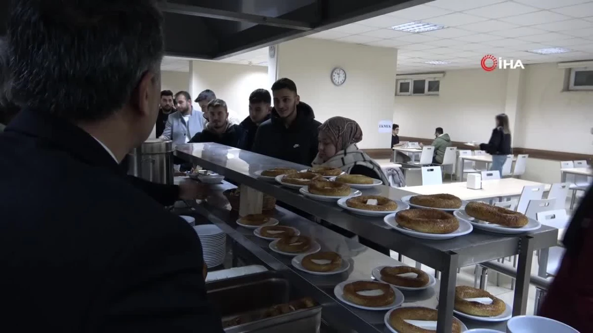 Amasya Üniversitesi\'nden sınavlara çalışan öğrencilere çay-simit ikramı