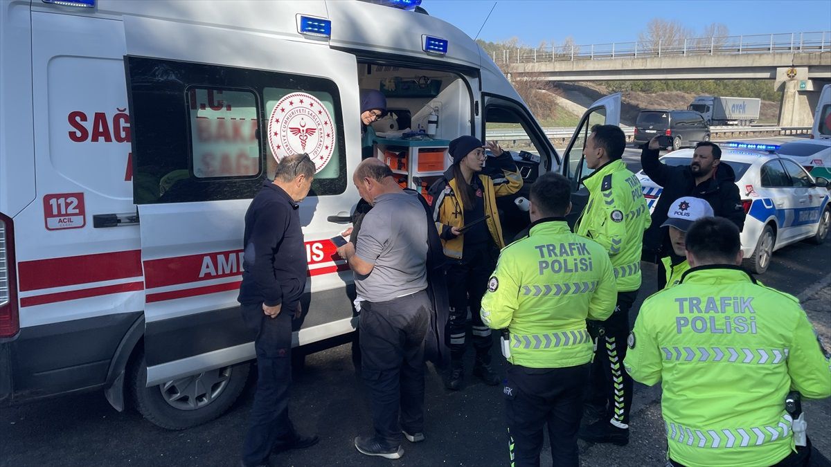 Anadolu Otoyolu\'nda Minibüs Devrildi, 2 Kişi Yaralandı