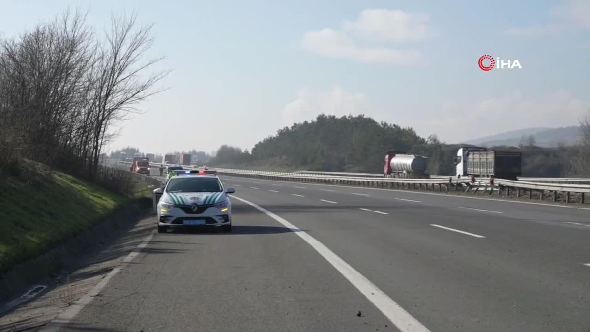 Anadolu Otoyolu\'nda minibüs devrildi: 2 yaralı