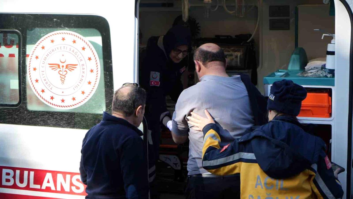Anadolu Otoyolu\'nda minibüs devrildi, 2 kişi yaralandı