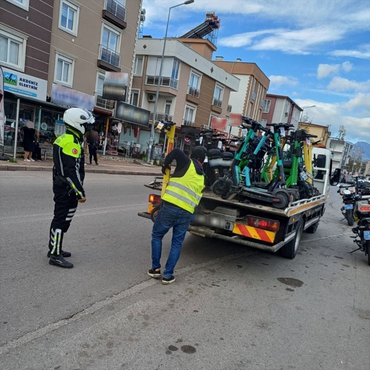 Antalya\'da Skuter Denetimi: 1122 Elektrikli Skuter Trafikten Men Edildi