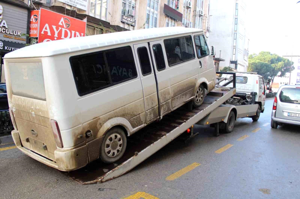 Aydın\'da minibüs arızası trafik kilitlendi, sürücü mahkemeye yetişmek için aracını bıraktı