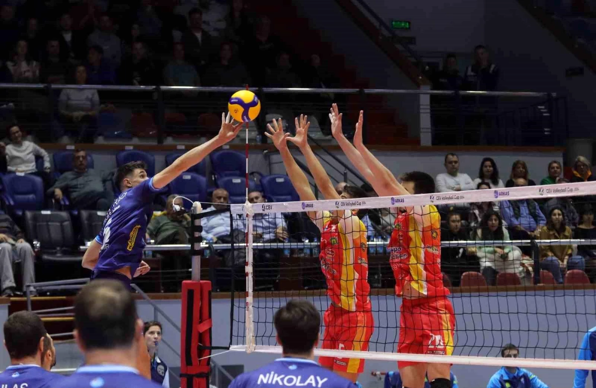 Arkas Spor, CEV Volleyball Cup 2024 Play-Off Turu ikinci maçında İspanya\'nın Rio Duero Soria takımını 3-0 yenerek çeyrek finale yükseldi