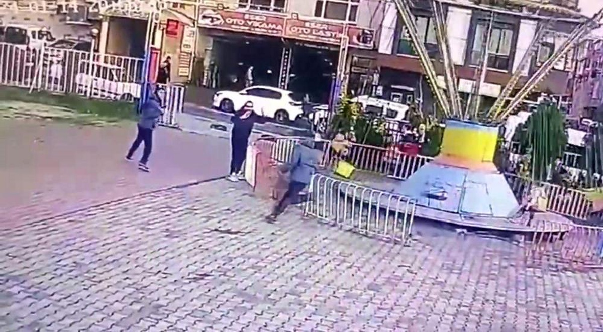 Arnavutköy\'de Oyun Oynayan Çocuklara Saldırı Anı Kamerada