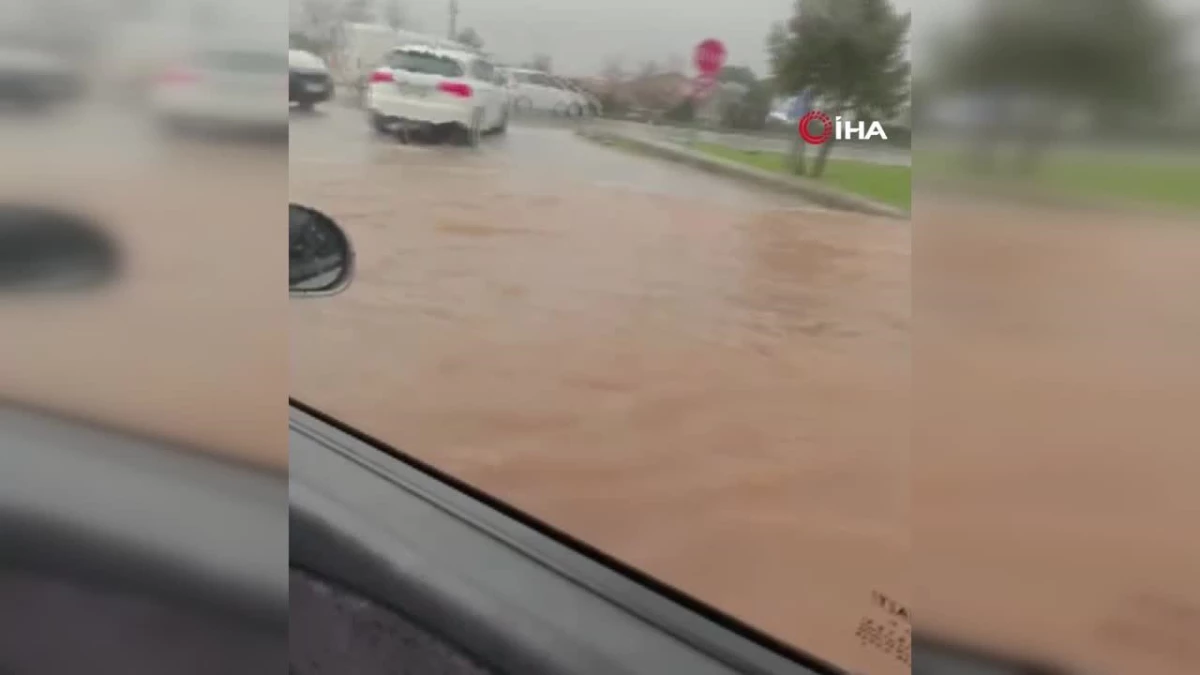 Aşırı yağış sonrası ovayı su bastı, araç sular altında kaldı
