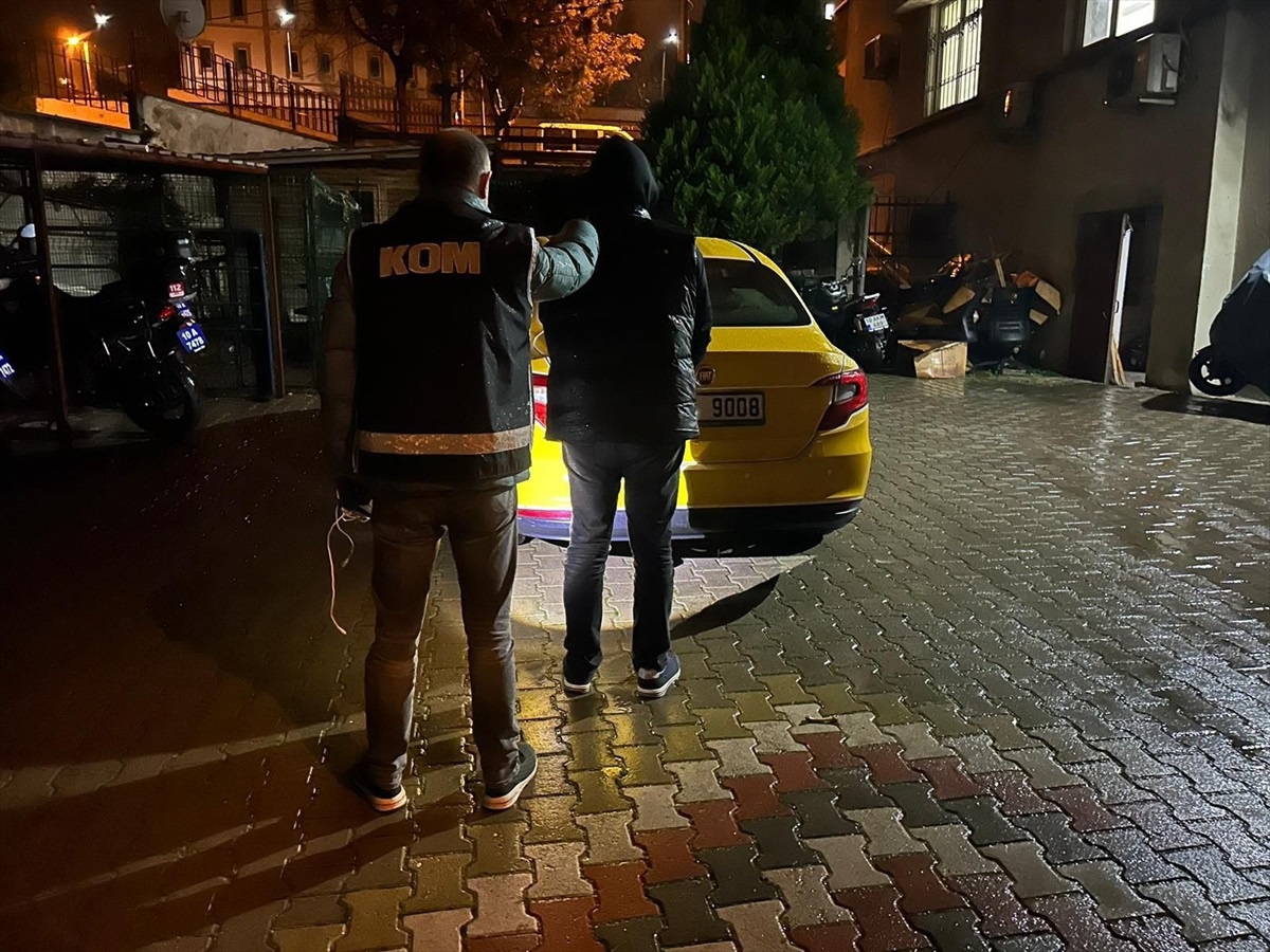 Ayvalık\'ta 5 düzensiz göçmen ile göçmen kaçakçılığı şüphelisi yakalandı