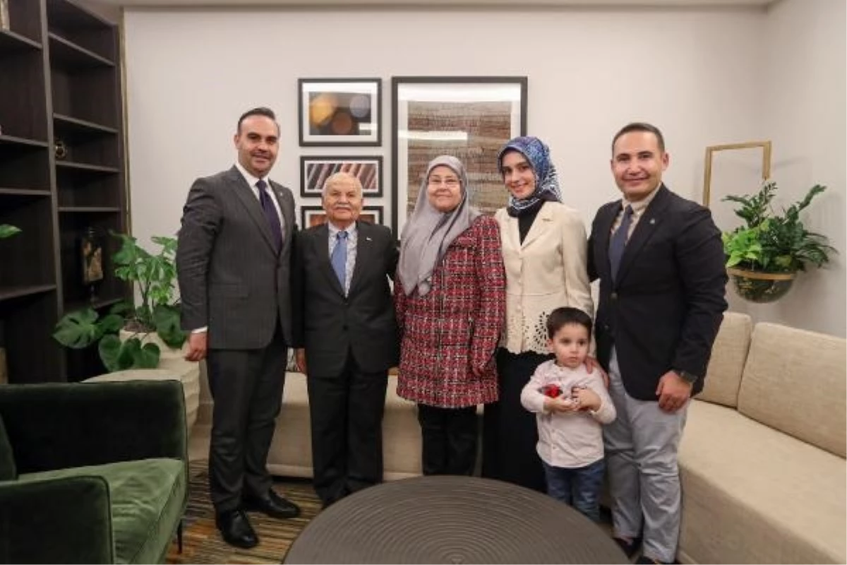 Türkiye\'nin ilk astronotu Alper Gezeravcı\'nın ailesiyle buluşan Bakan Kacır, fırlatma törenine katılacak