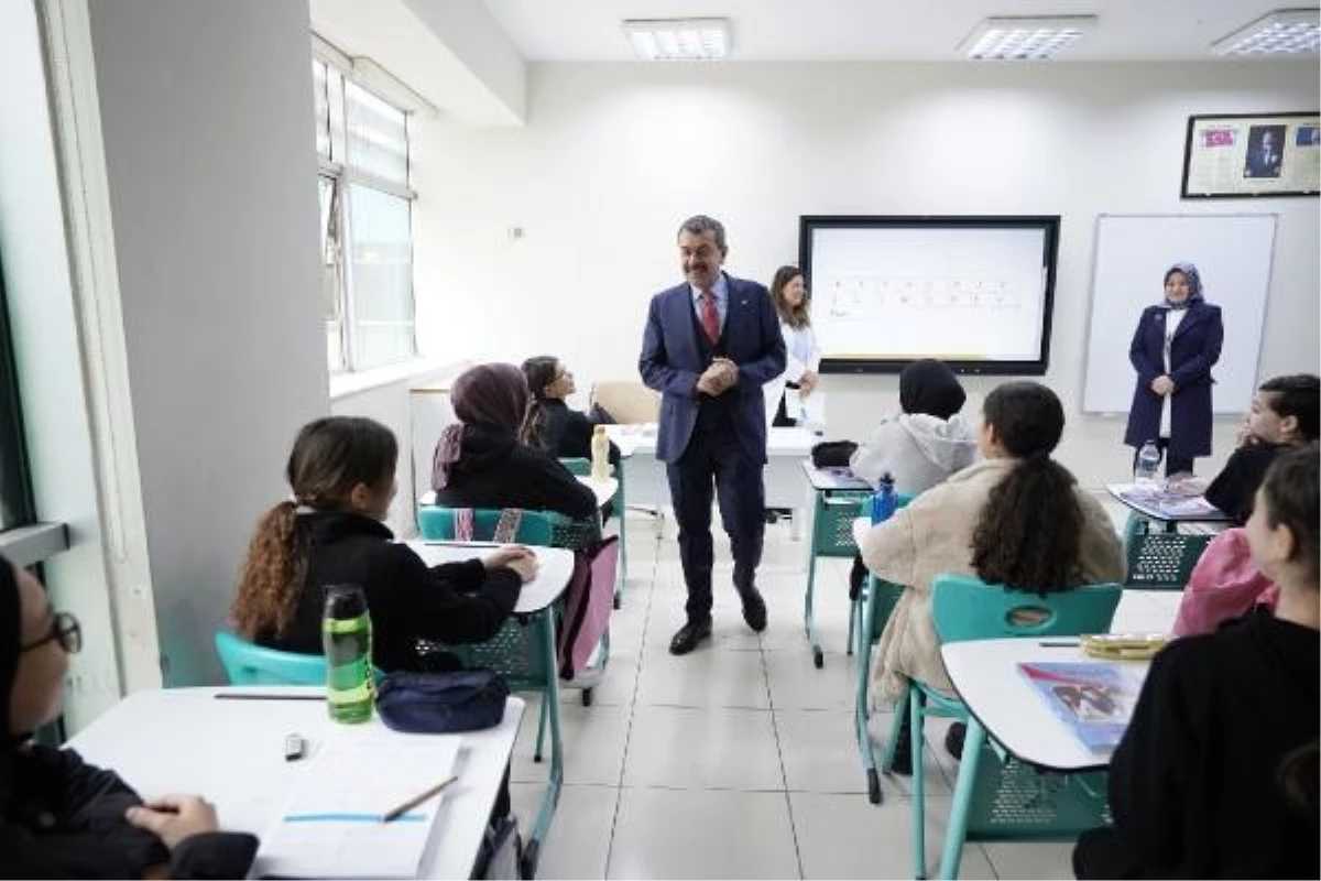 Milli Eğitim Bakanı Yusuf Tekin Ümitköy Kız Anadolu İmam Hatip Lisesi\'ni ziyaret etti