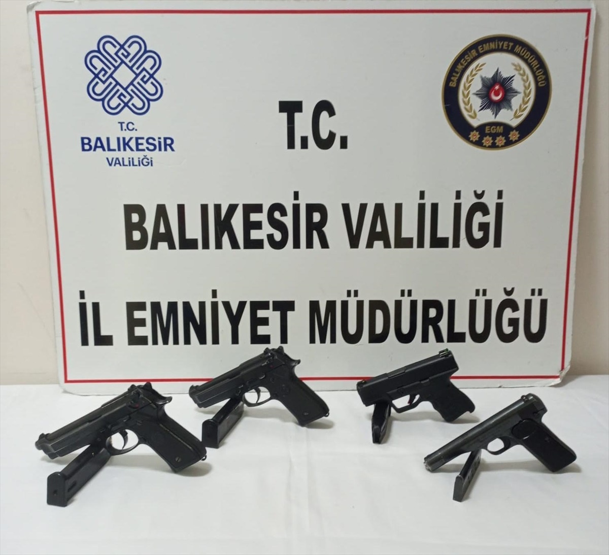 Balıkesir\'de silah kaçakçılarına operasyon: 3 zanlı tutuklandı