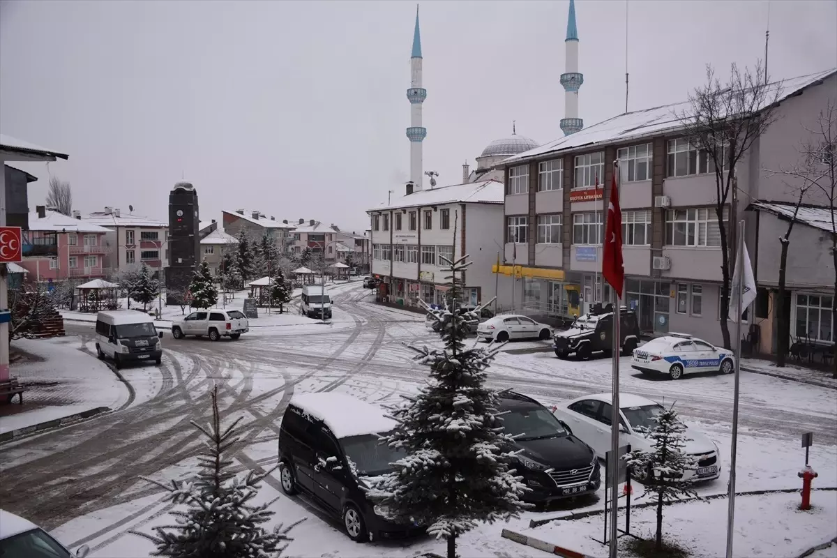 Tokat\'ın Başçiftlik İlçesi Kar Yağışıyla Beyaza Büründü