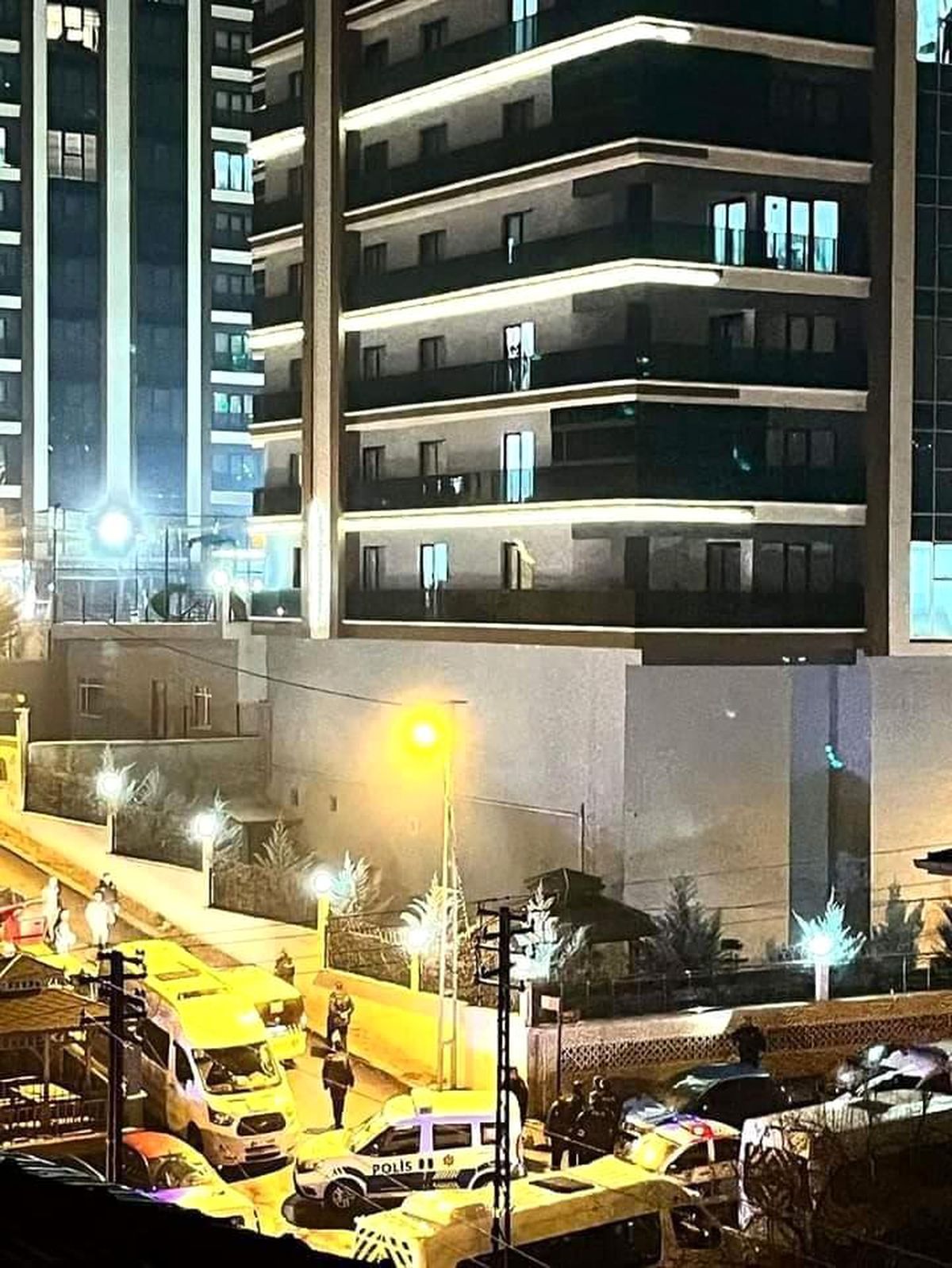 Ankara\'da pompalı tüfekle park halindeki araca açılan ateşte baba ve oğlu yaralandı