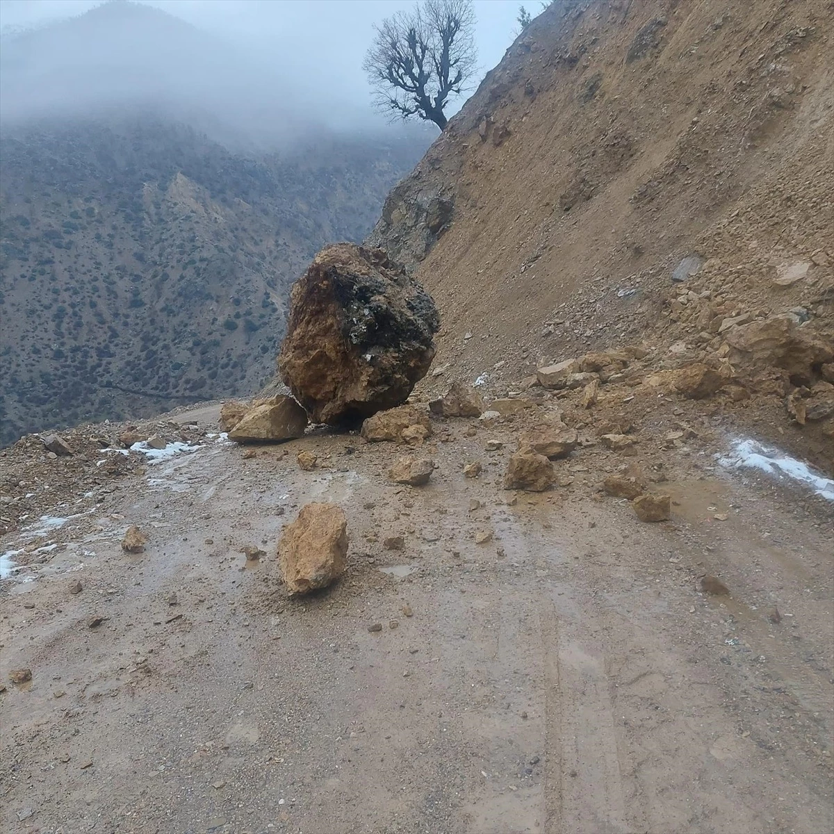 Batman'ın Sason ilçesinde heyelan nedeniyle bir mezra yolu ulaşıma kapandı