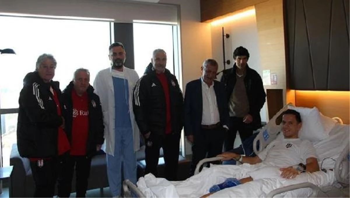 Beşiktaş Teknik Direktörü Fernando Santos, Amir Hadziahmetovic\'e geçmiş olsun ziyaretinde bulundu