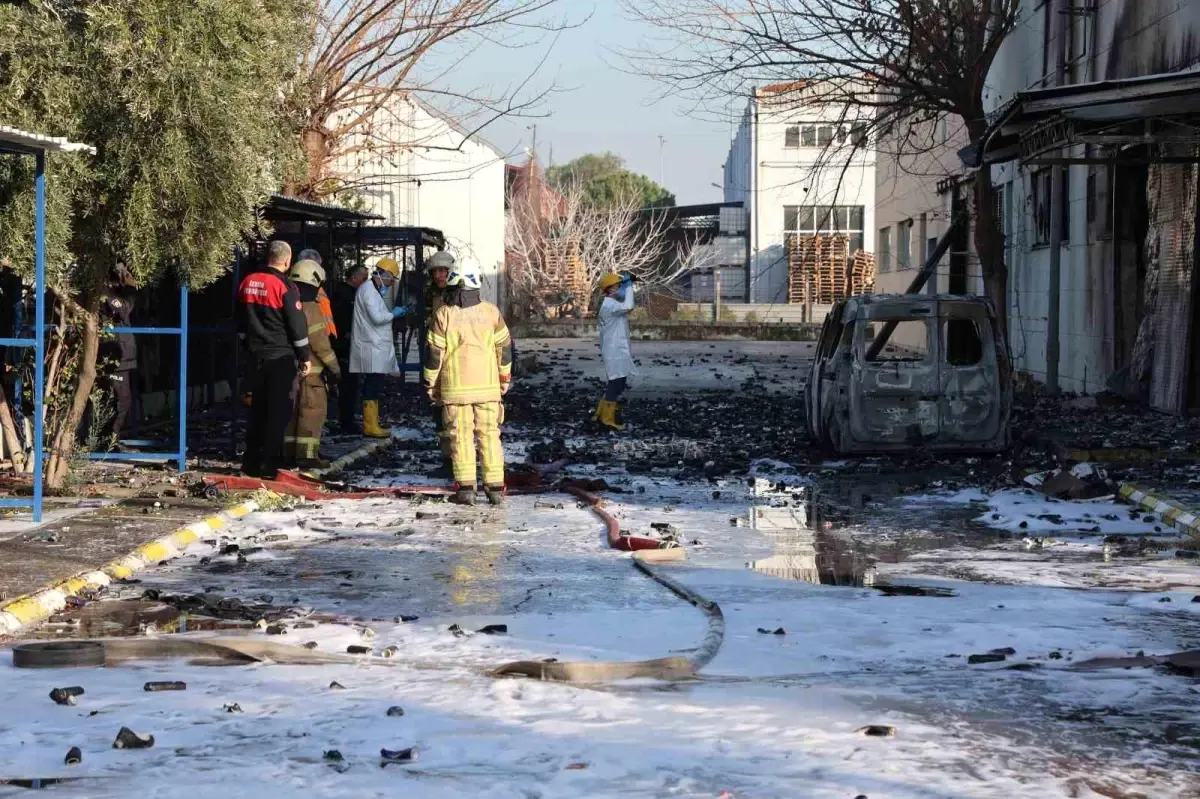 İzmir\'de Kozmetik Deposunda Yangın: 1 Ölü, 3 Yaralı