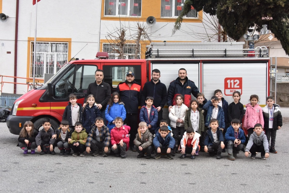 Bozüyük Belediyesi İtfaiye Müdürlüğü\'nden Saffet Şeker İlkokulu öğrencilerine yangın eğitimi