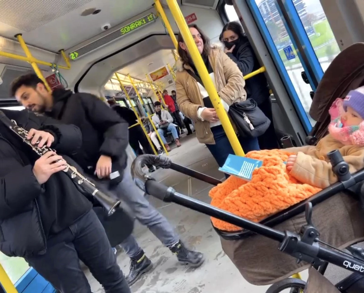 Metroda şarkı söyleyen gençler bebeği uyuttu