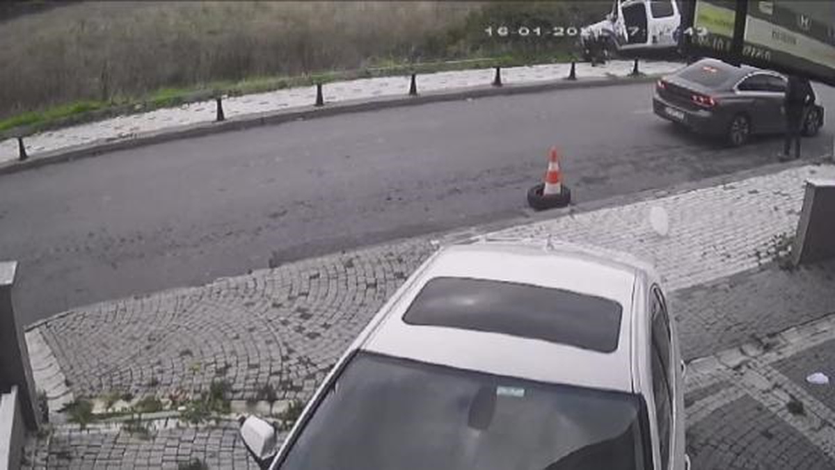 BÜYÜKÇEKMECE\'de polis aracı kaza yaptı: Şüpheli kaçtı