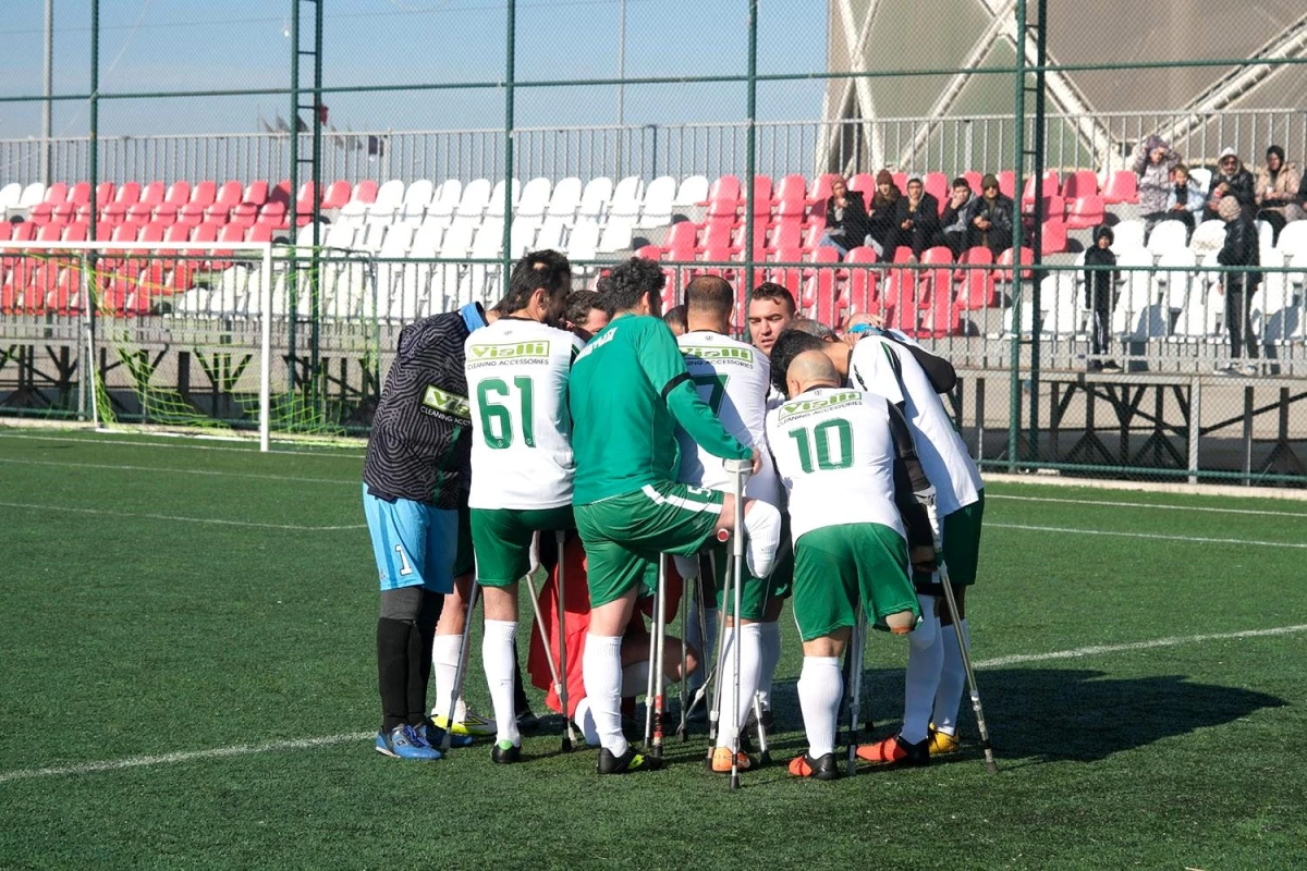 Sakarya Büyükşehir Belediyesi Bedensel Engelliler Futbol Takımı Sancaktepe\'yi 3-0 Mağlup Etti
