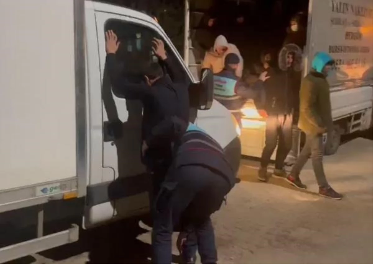 Ezine\'de 35 kaçak göçmen ve 6 kaçakçı yakalandı