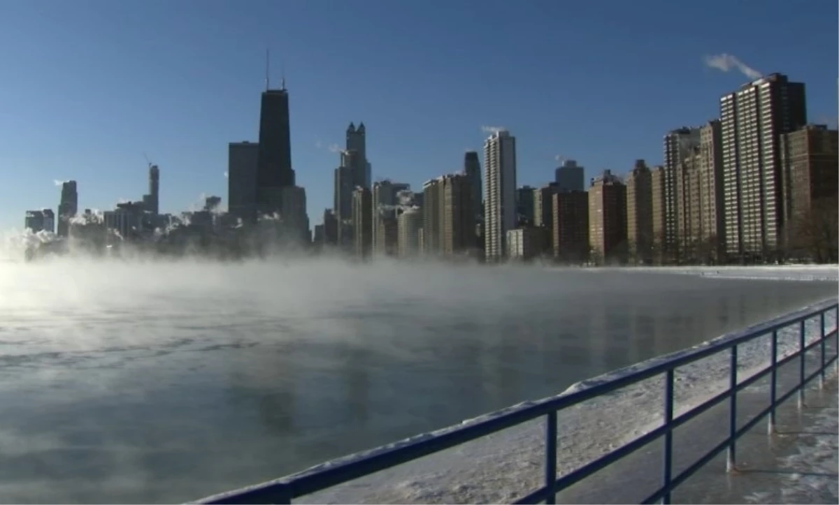 Chicago\'da Michigan Gölü\'nden Yükselen Buhar Gösterisi