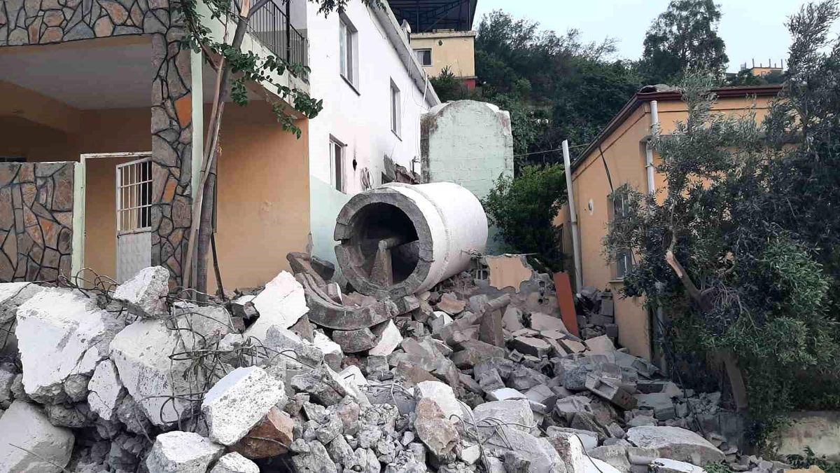 Depremin Vurduğu Hatay\'da Yıkılan Cami Minaresinin Yerine Çelik Konstrüksiyon Malzemesiyle Minare Yapıldı