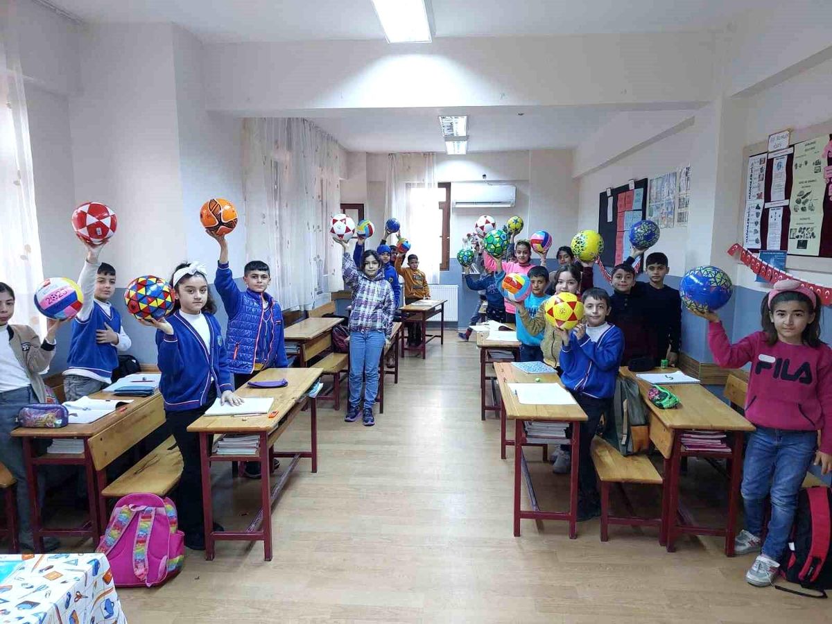 Hayırsever Vatandaştan Karne Hediyesi: 5 Bin 650 Öğrenciye Top Dağıtıldı